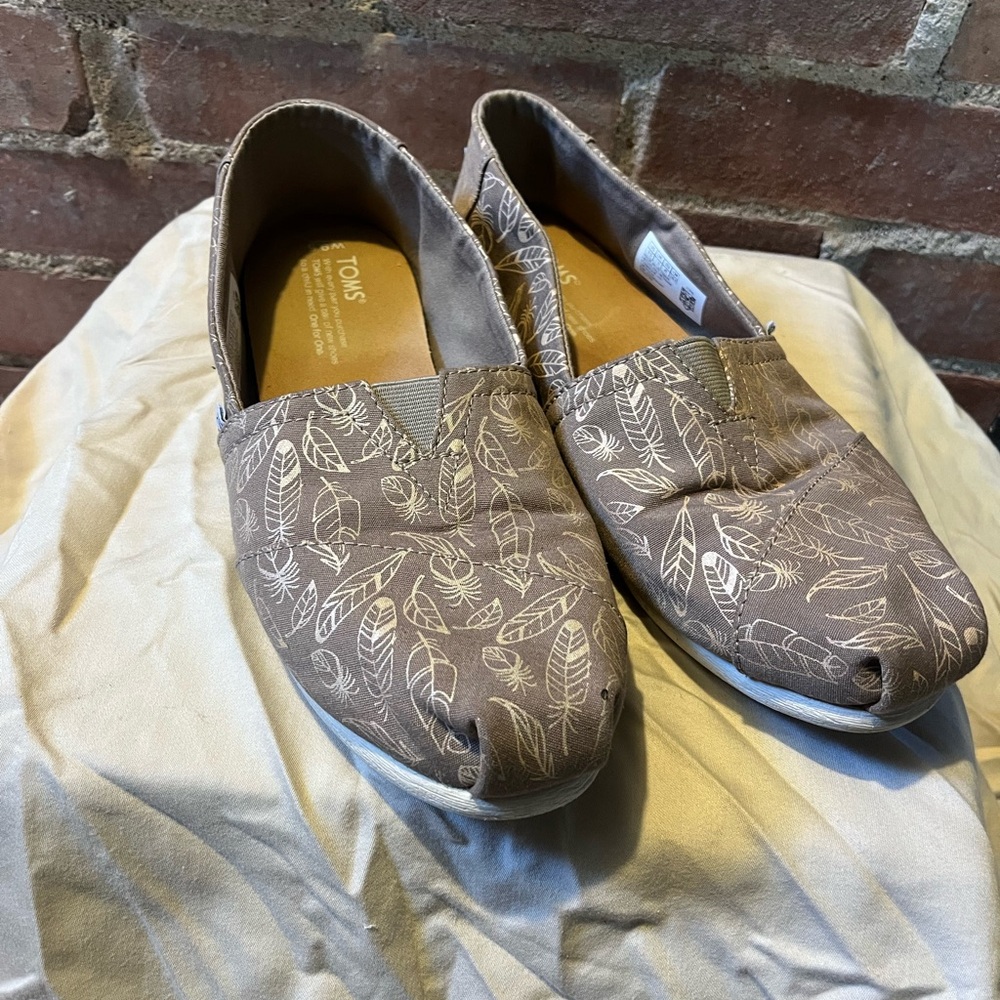 TOMS Women's Taupe Leaf Pattern Flats